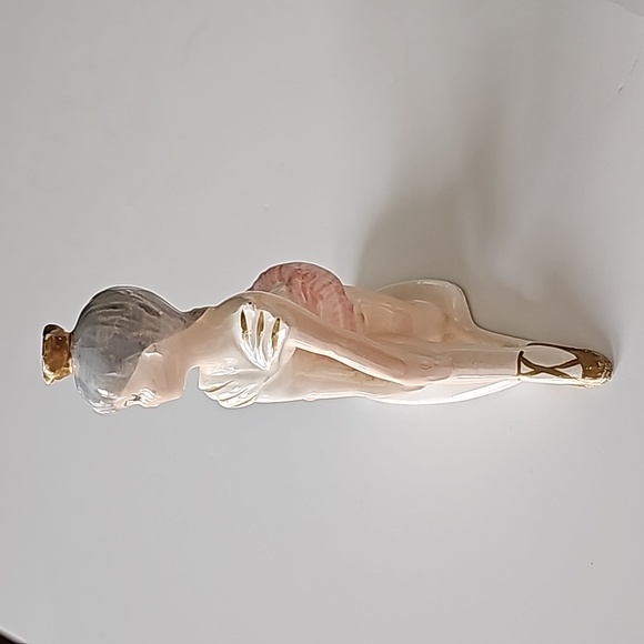 Vintage Ceramic Ballerina Figurine with Gold accents Made in Japan - Picture 15 of 16